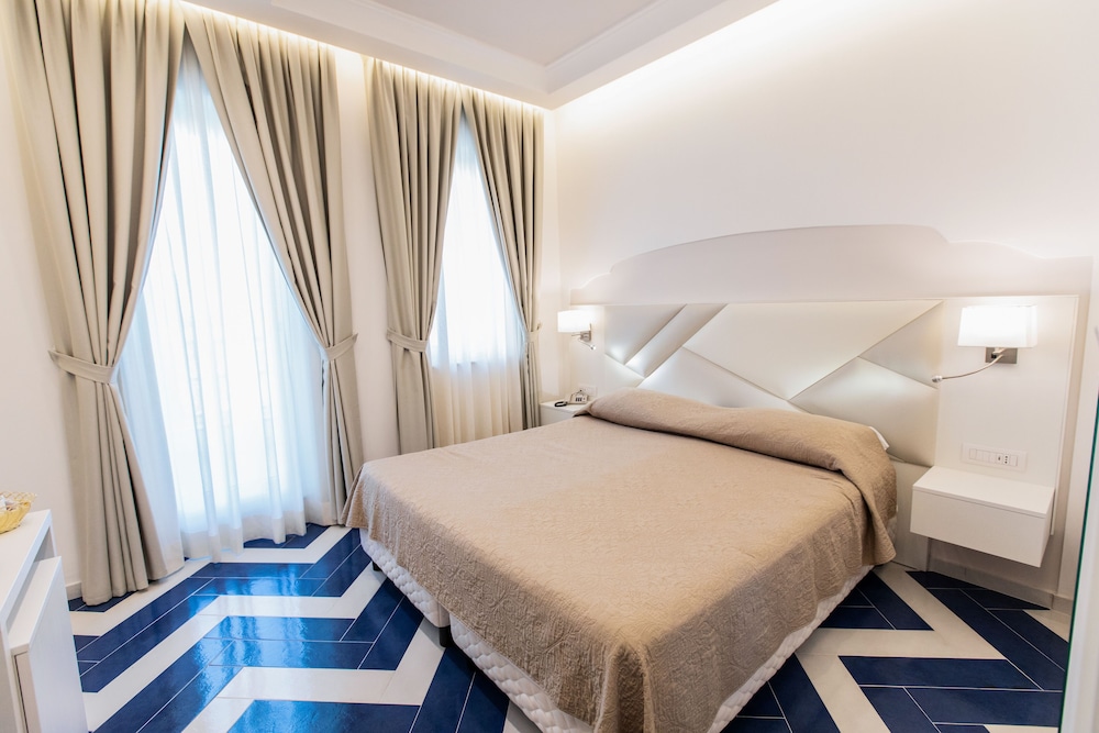 Standard, Queen Bed, Pool View
