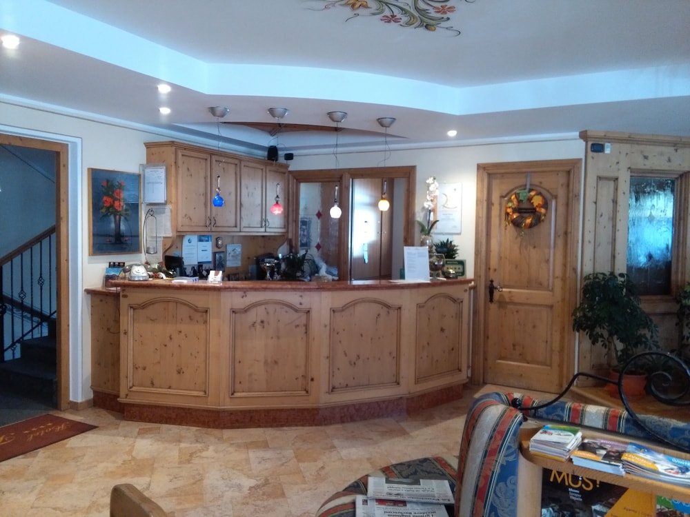 Flora Hotel 6/50