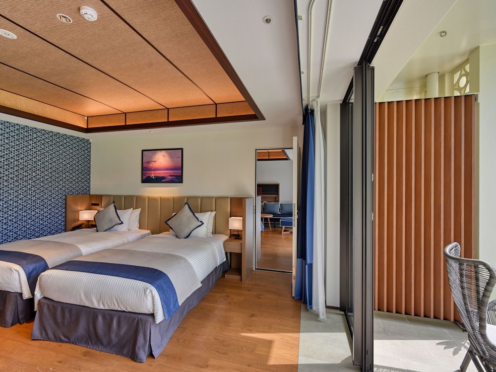 غرفة متصلة بأربعة أسرّة وسريرين منفصلين بشرفة بغرفتين
