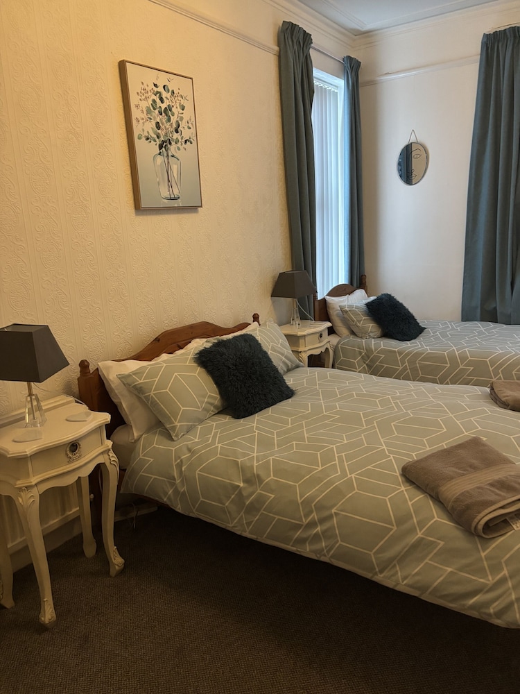 غرفة قياسية بسرير مزدوج وسرير فردي، Esklet Guest House 2/7