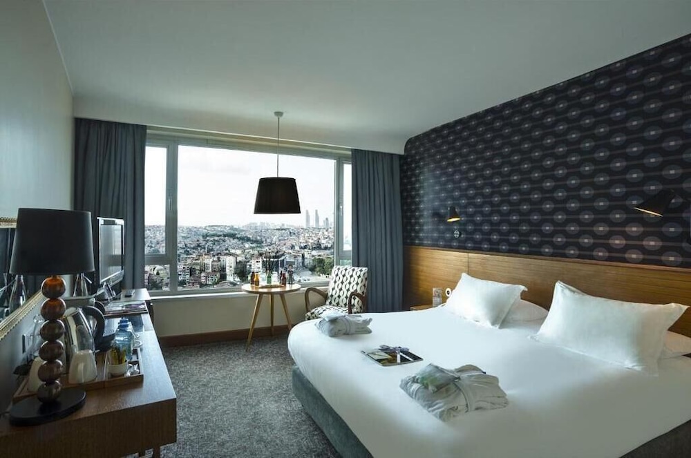 CLUB, CITY VIEW