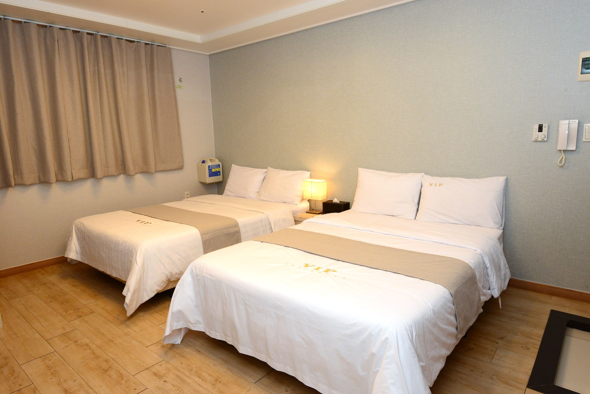 FAMILY, TWIN BEDS