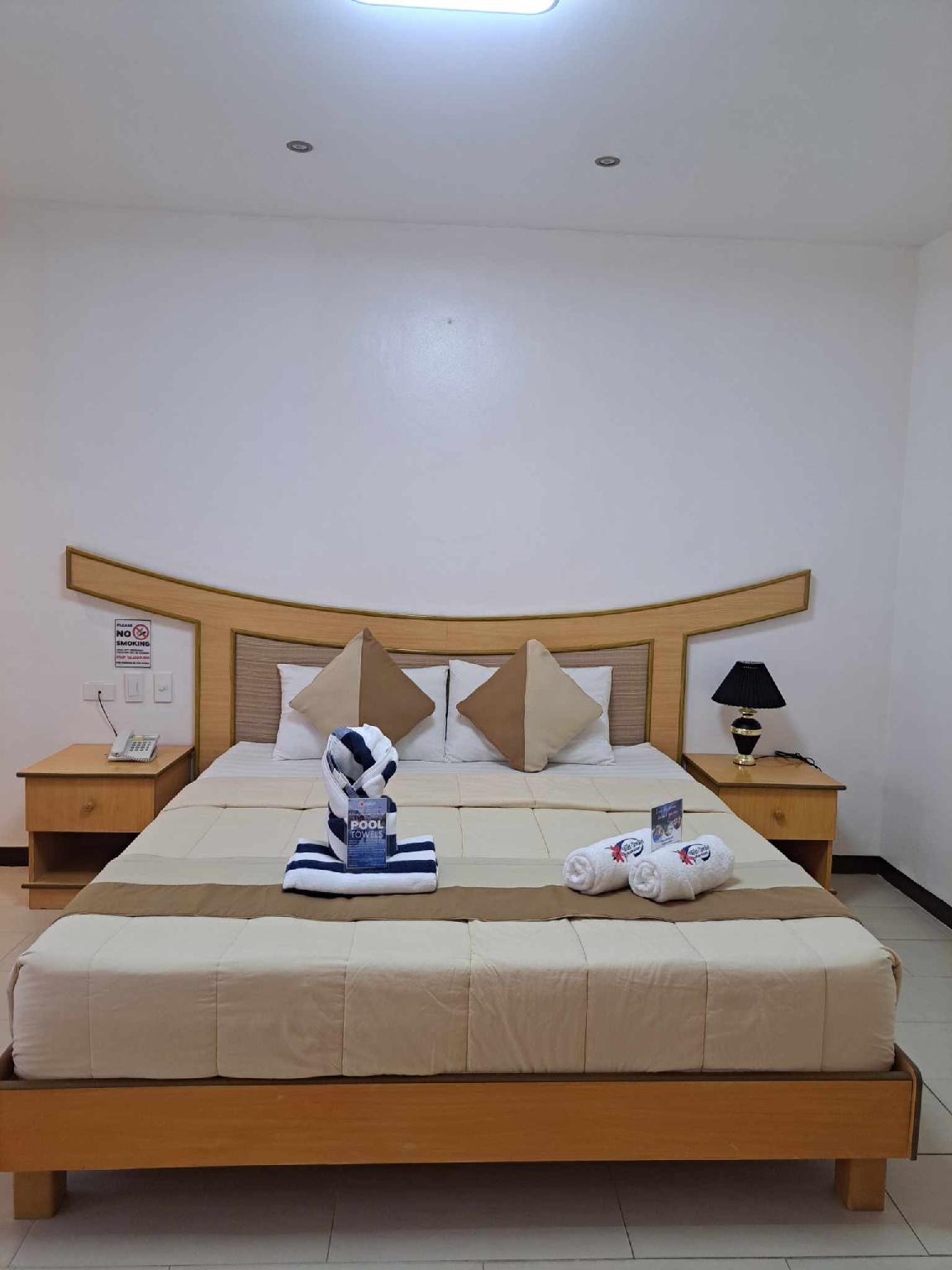 Room, King Bed, Pool Side