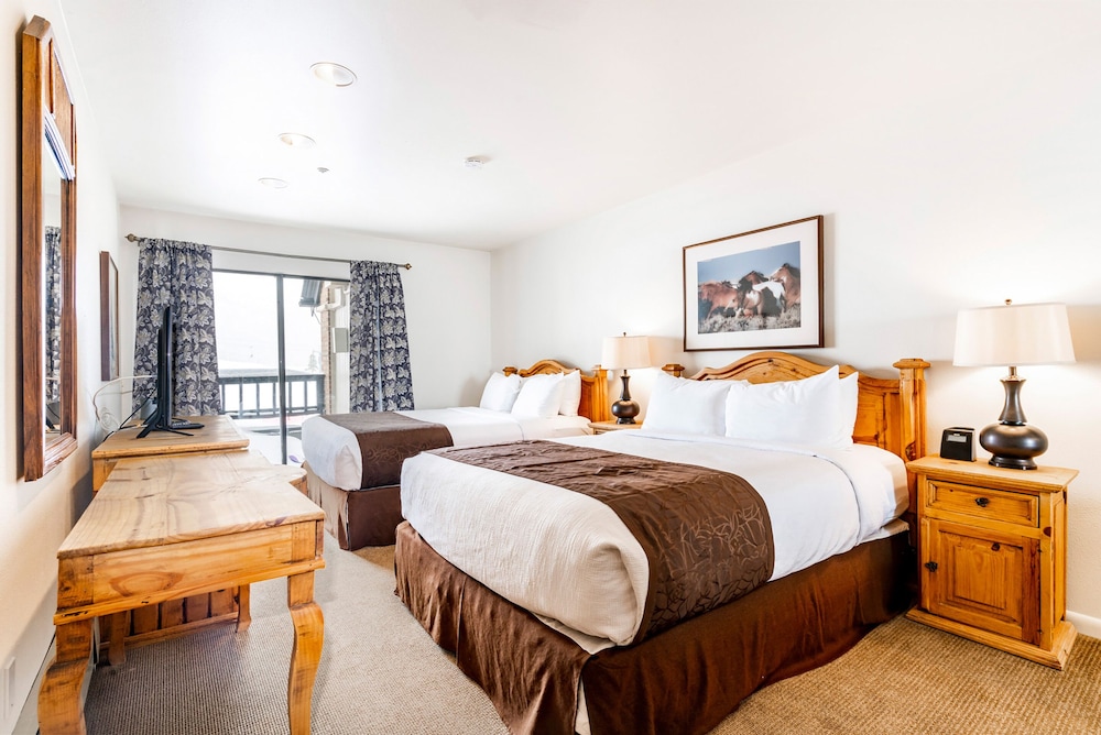 1 BEDROOM, CONDOMINIUM