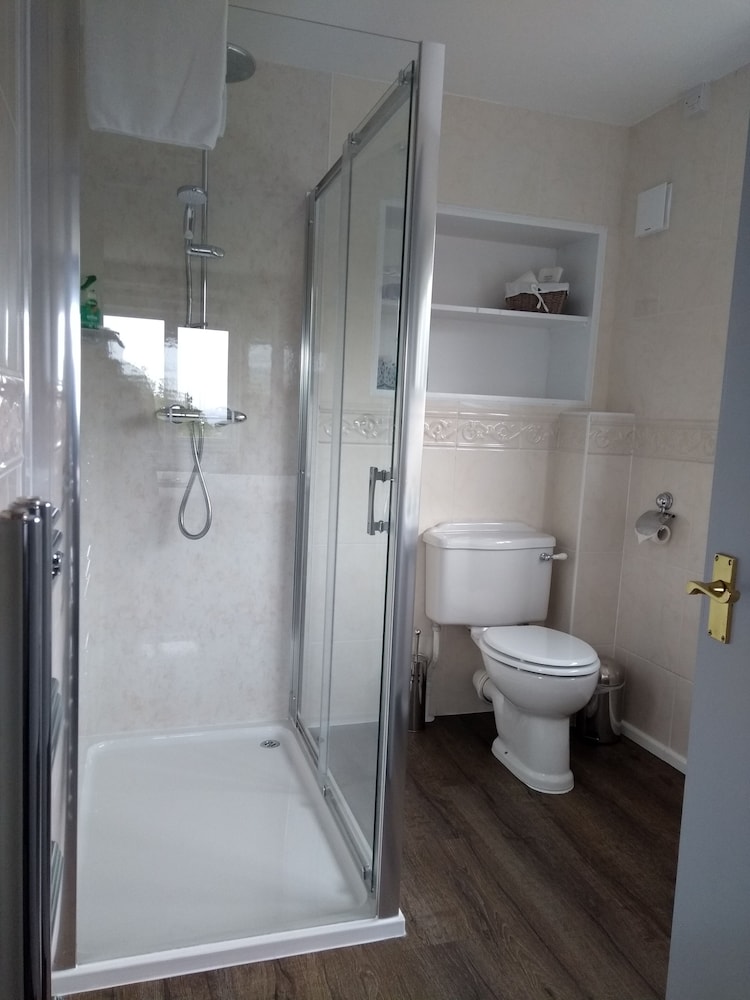 Room, 1 King and 1 Single Beds, Braeburn Guesthouse 2/2