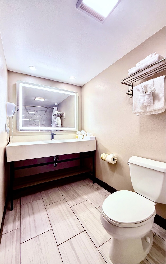 غرفة بسرير كينج مع أريكة لذوي الإعاقة، Days Inn By Wyndham Los Angeles Lax Redondo Manhattan Beach 8/10