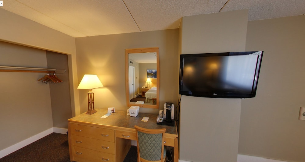 Days Inn By Wyndham Golden 30/41