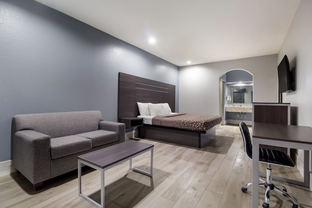 Americas Best Value Platinum Inn Suites 18/24