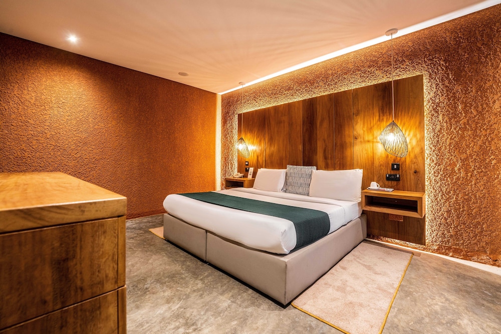 1 BEDROOM, BUSINESS, SUITE