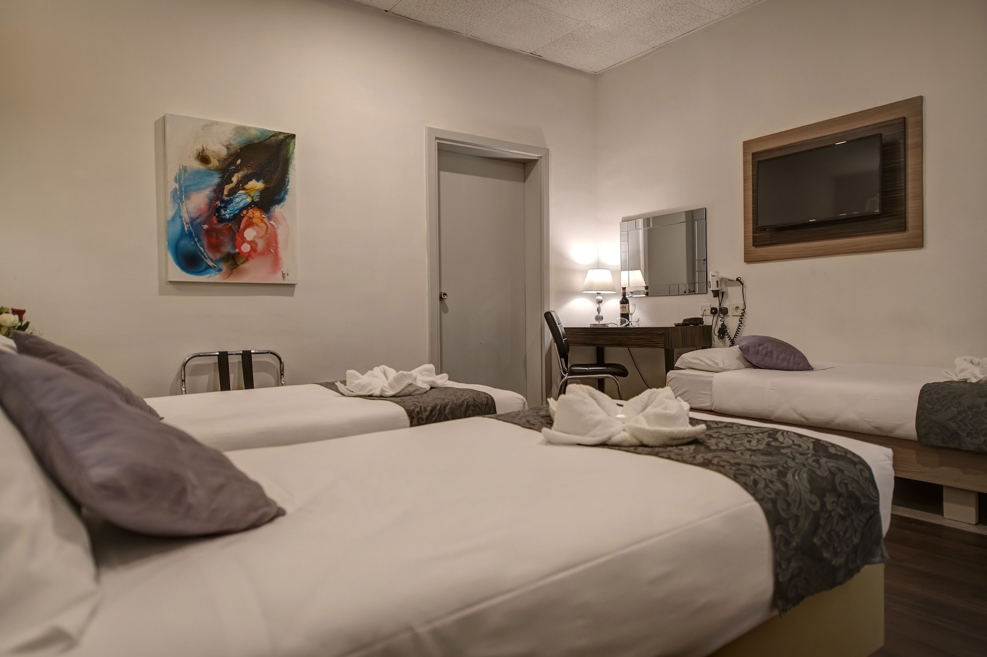 غرفة قياسية ثلاثية بثلاثة أسرّة، Europa Hotel 2/4