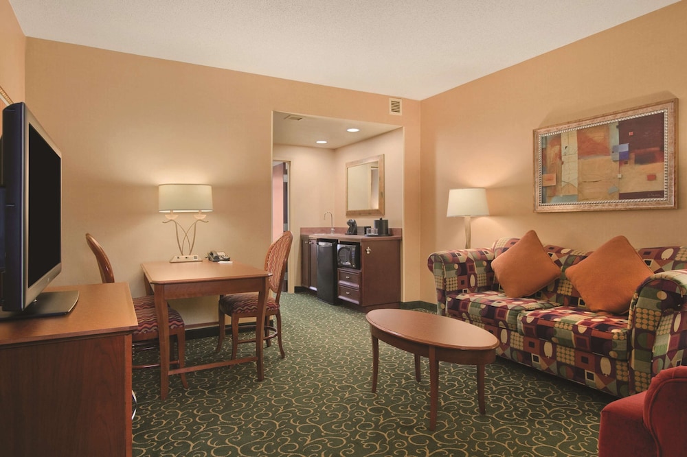 Embassy Suites by Hilton Hampton Convention Center 33/46