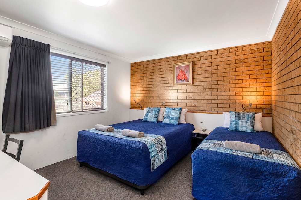 1 BEDROOM, SUITE, KITCHENETTE