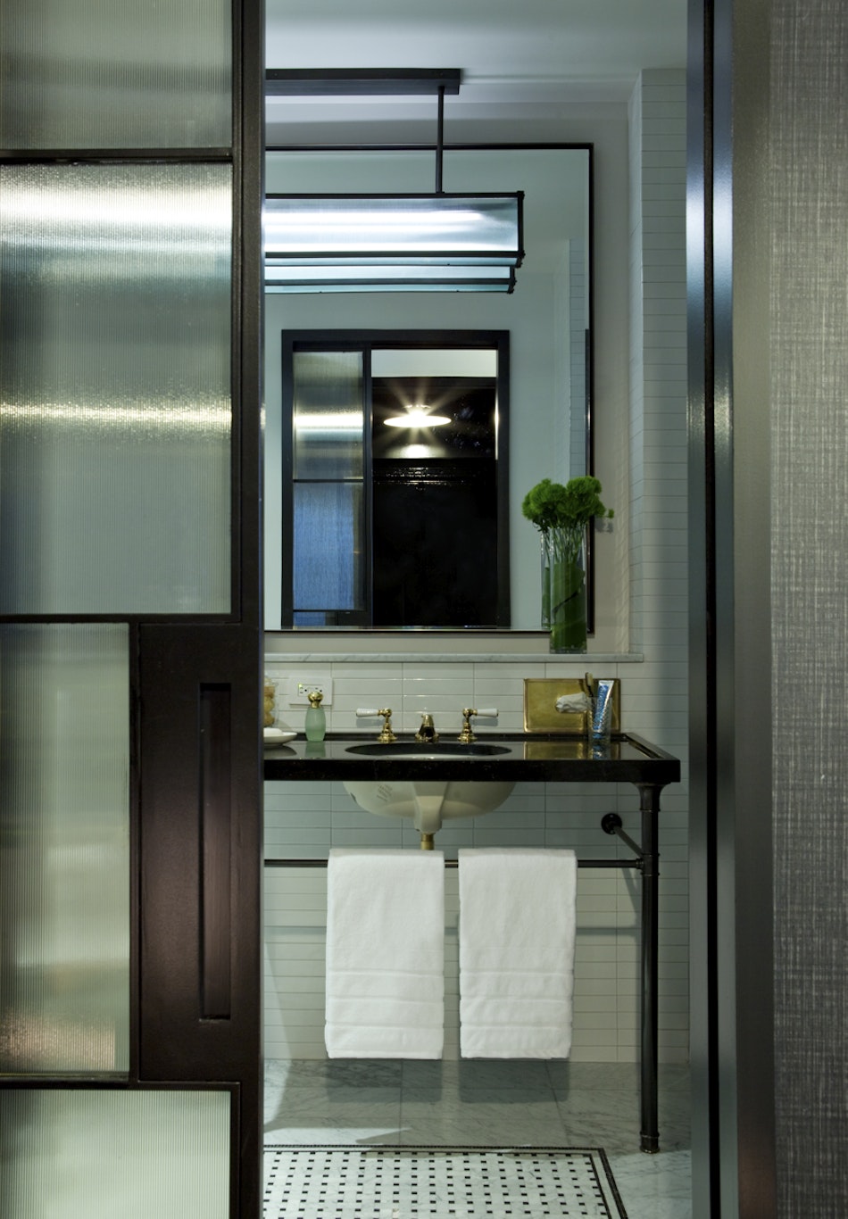Refinery Hotel 48/48