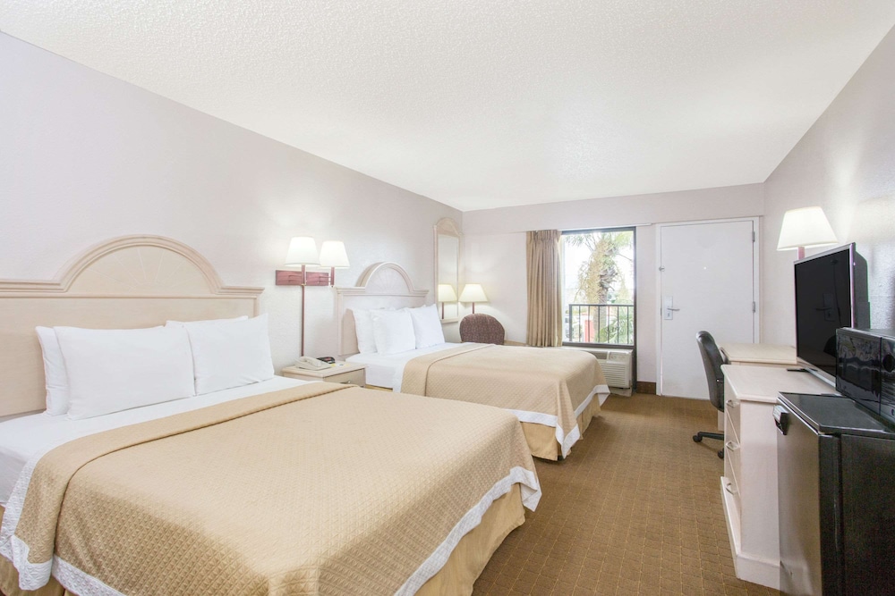 Days Inn & Suites by Wyndham Navarre - near Beaches/Hurlburt 15/27