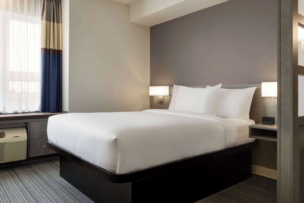 BUSINESS, SUITE, QUEEN BED