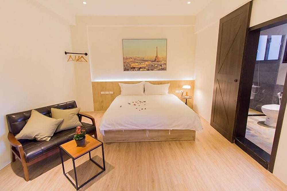Comfort, Queen Bed