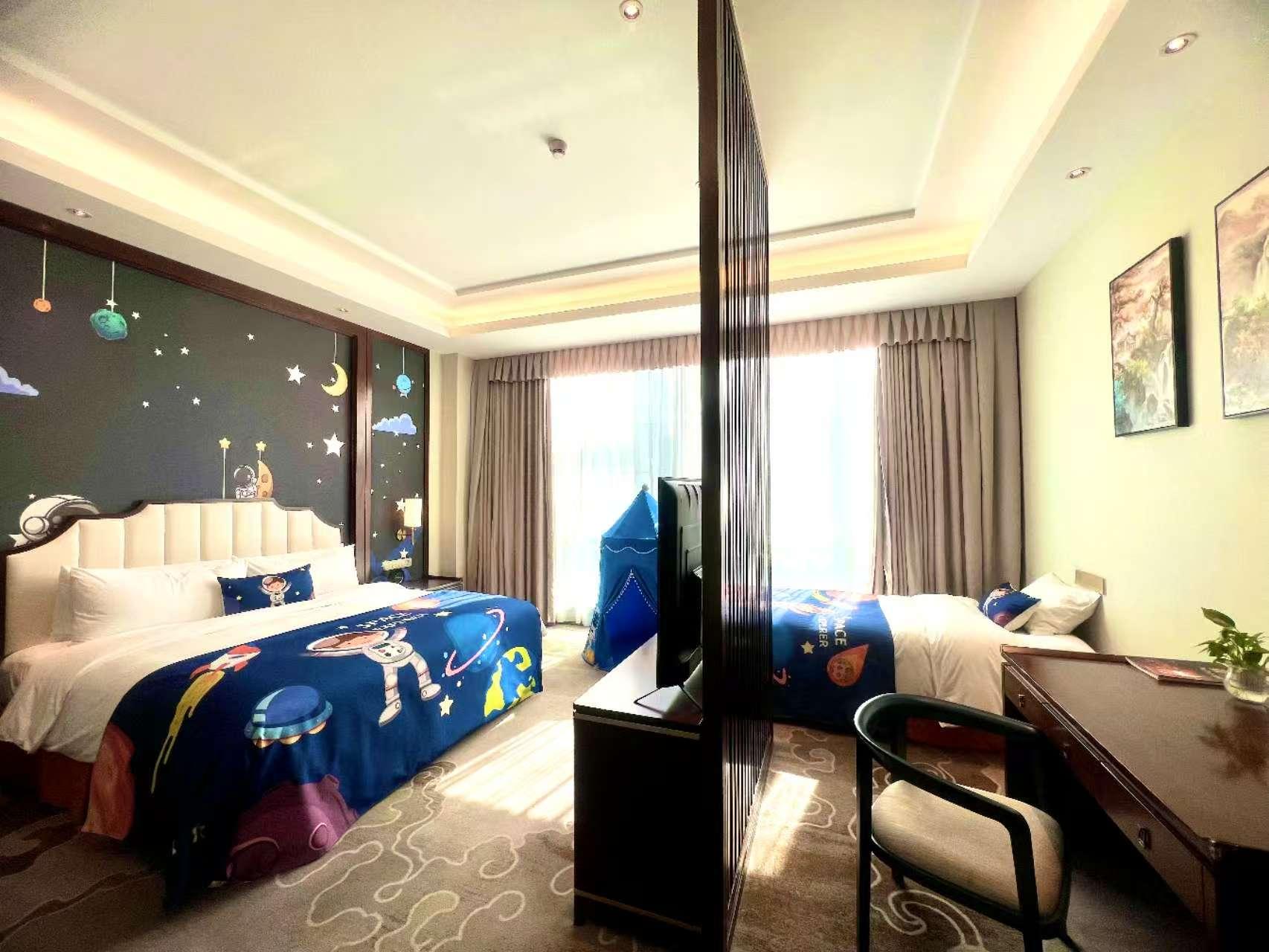 Theme, Twin Beds