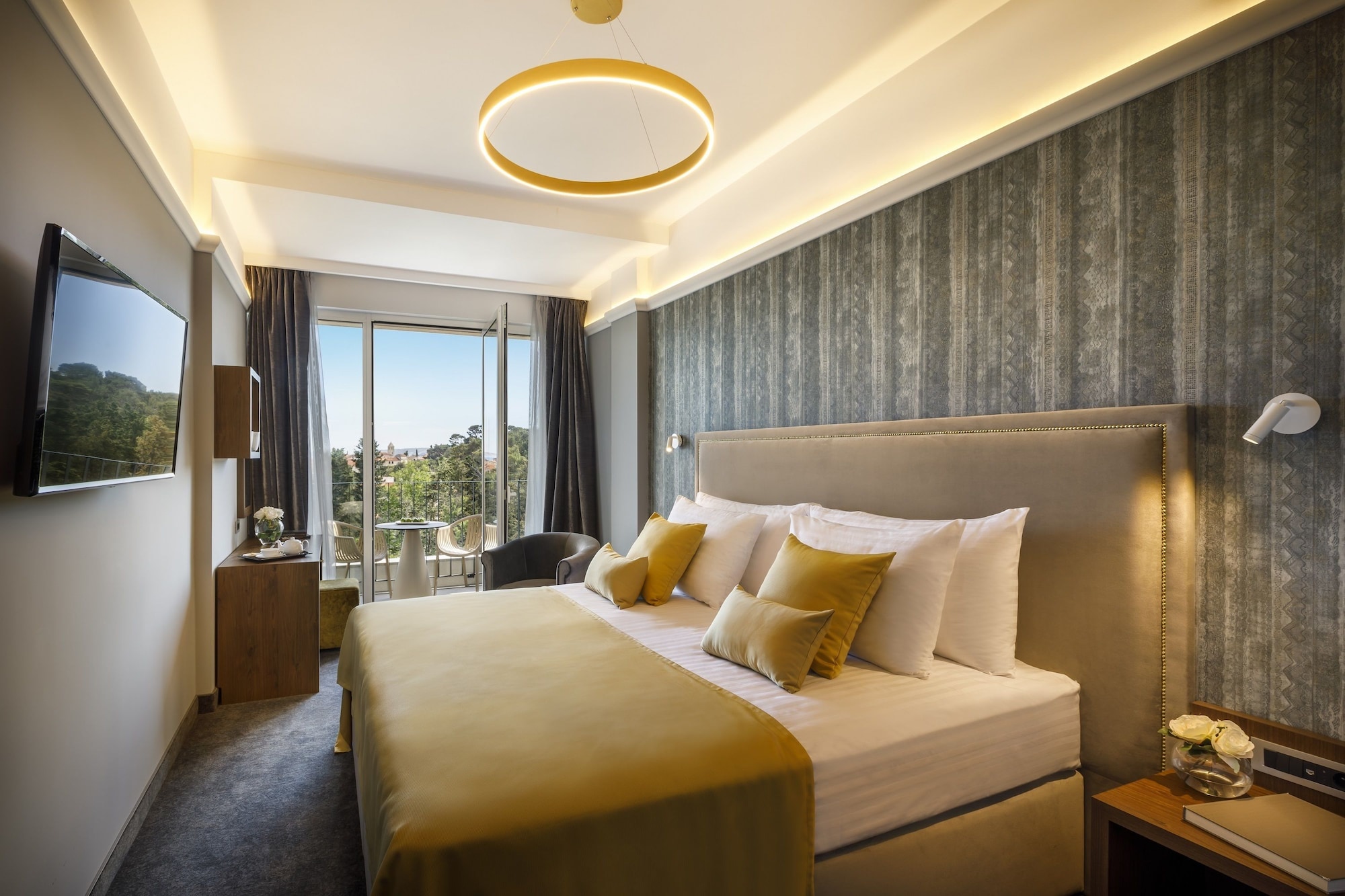 Superior, Queen Bed, Sea Side