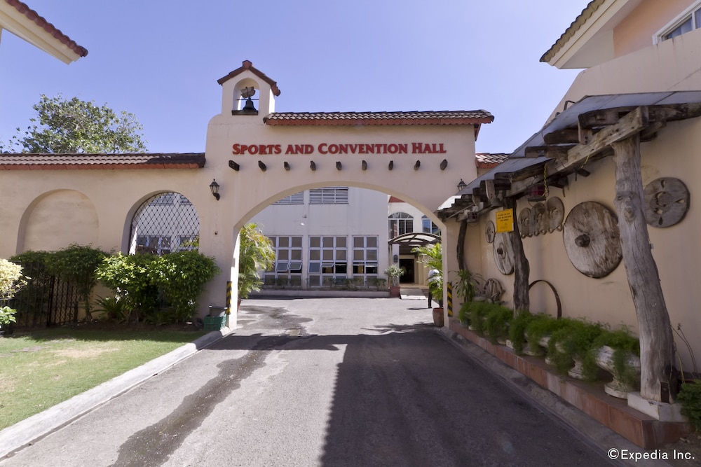 Crown Regency Suites Mactan 69/74