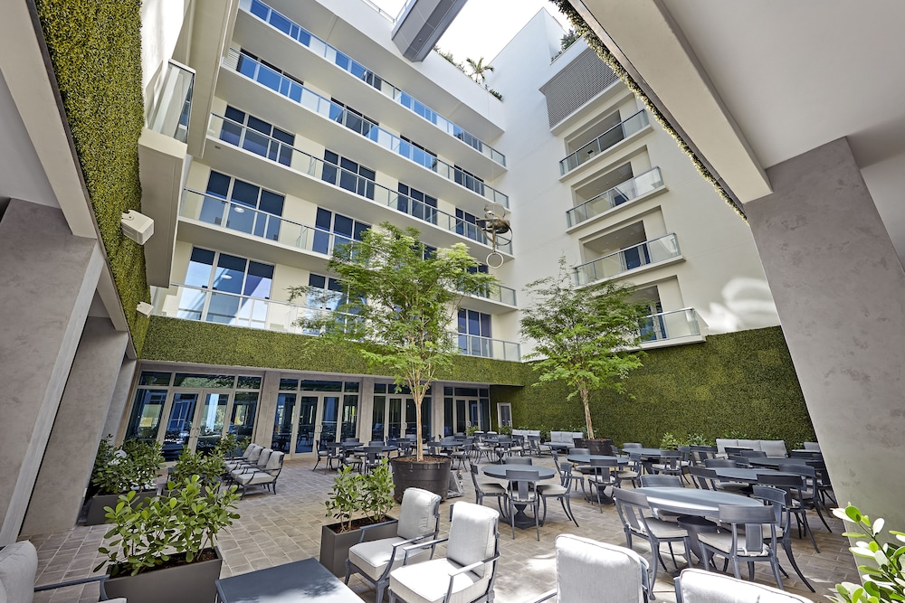 COSTA HOLLYWOOD BEACH RESORT 15/72