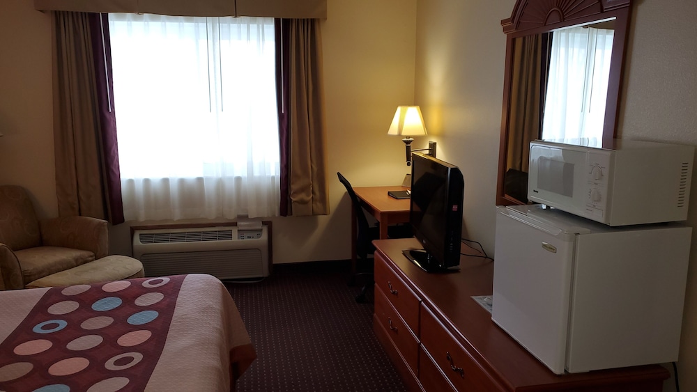 Super 8 by Wyndham Waverly 39/57