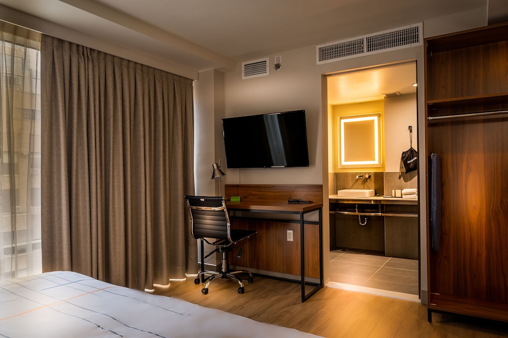 La Quinta Inn Suites By Wyndham Times Square South 50/60
