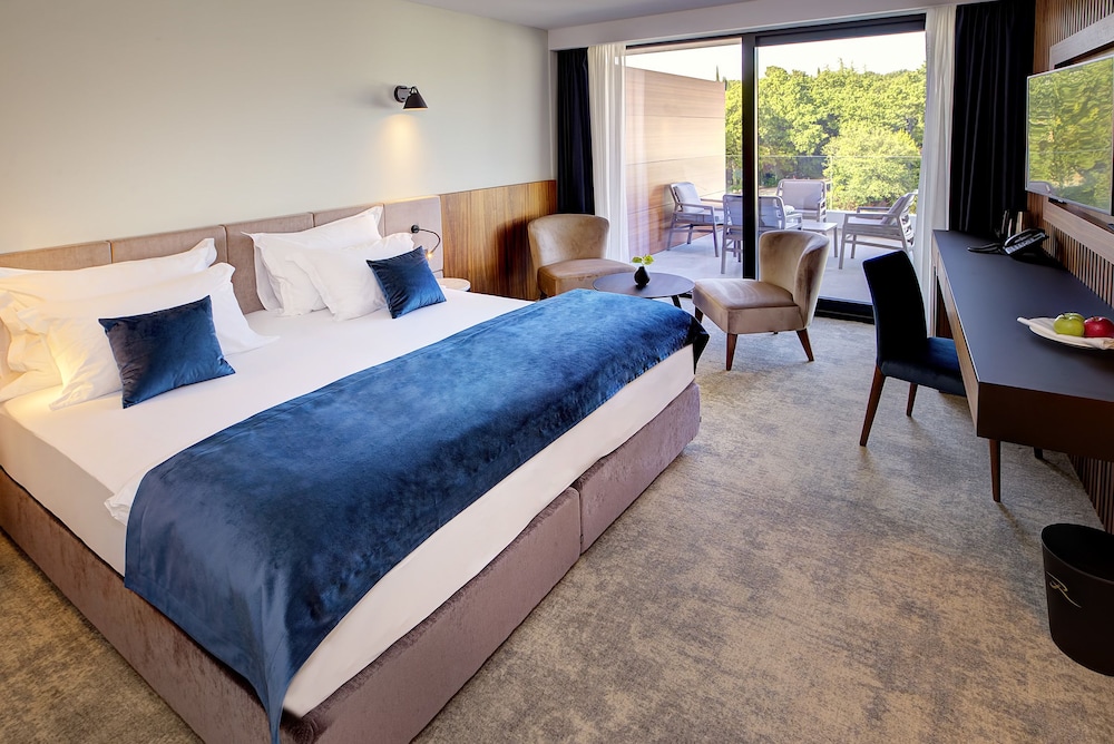 Riva Luxury Hotel 12/69