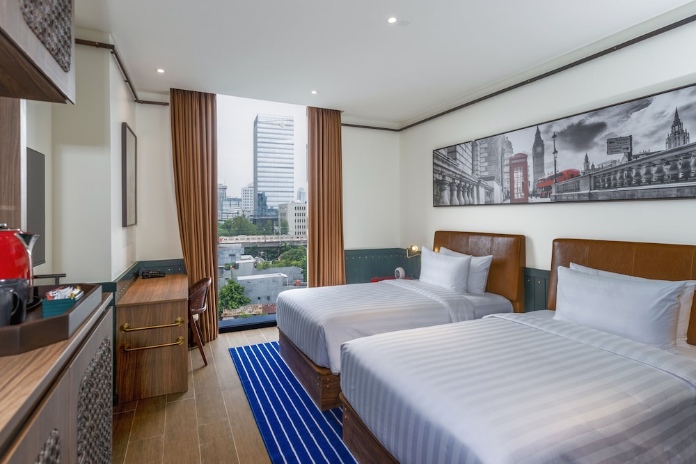 ROOM, TWIN BEDS, SKYLINE VIEW