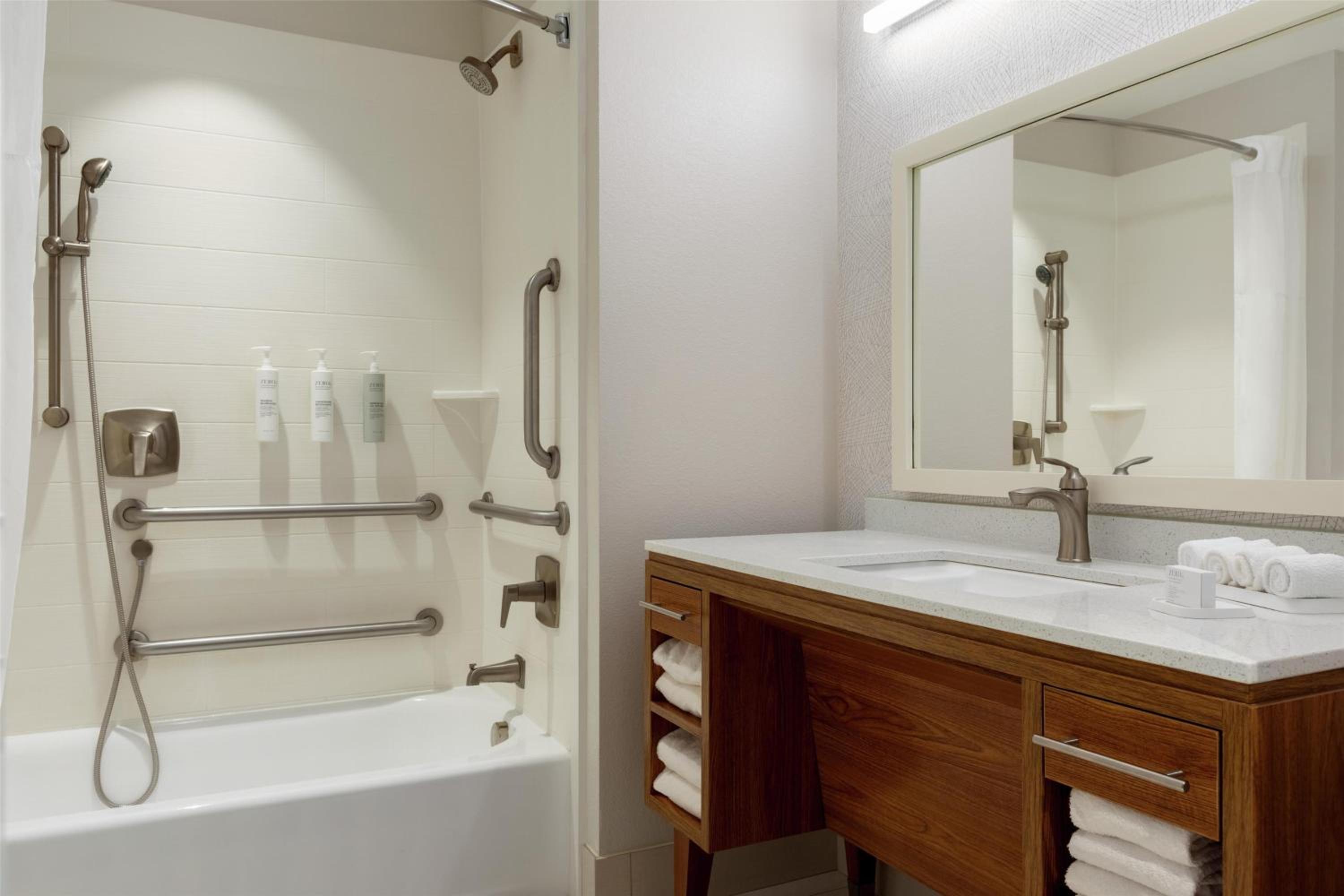 جناح بسرير كينج مع أريكة لذوي الإعاقة، Home2 Suites By Hilton Houston Energy Corridor 3/5