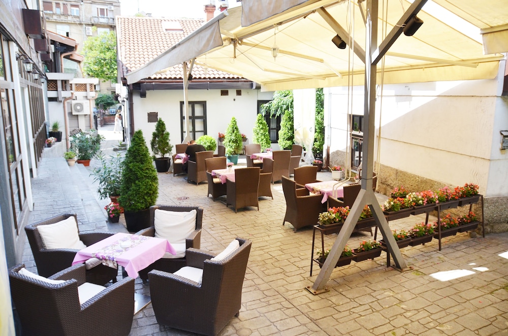 Le Petit Piaf Hotel 41/56