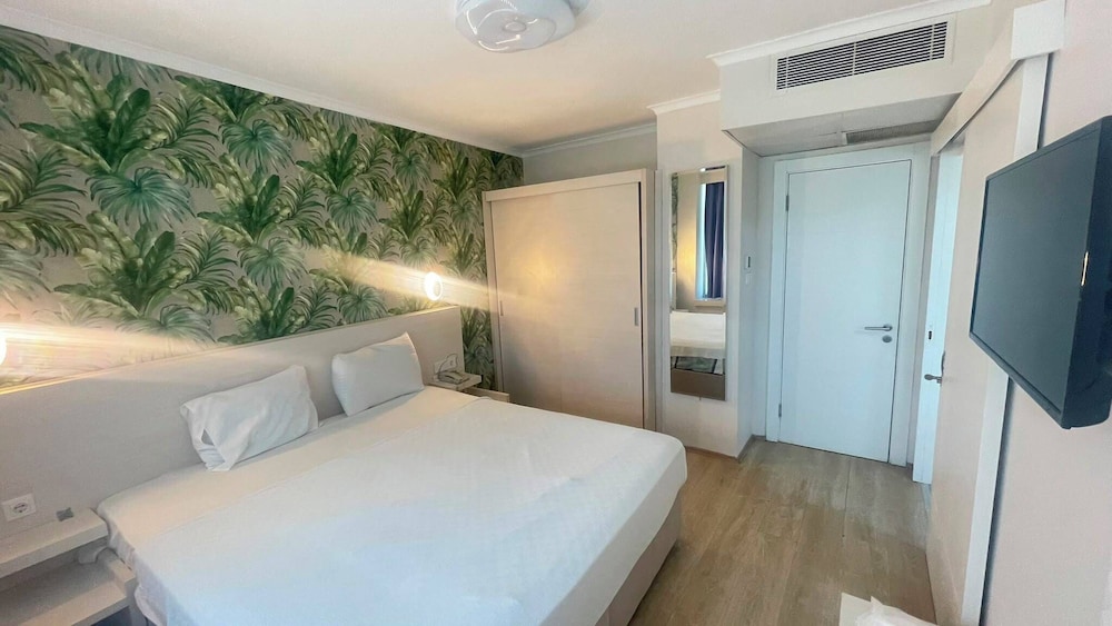 Walk In Hotel 13/44