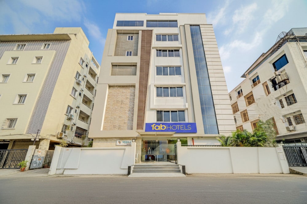 Oyo 14745 Veeraj Suites 4/50