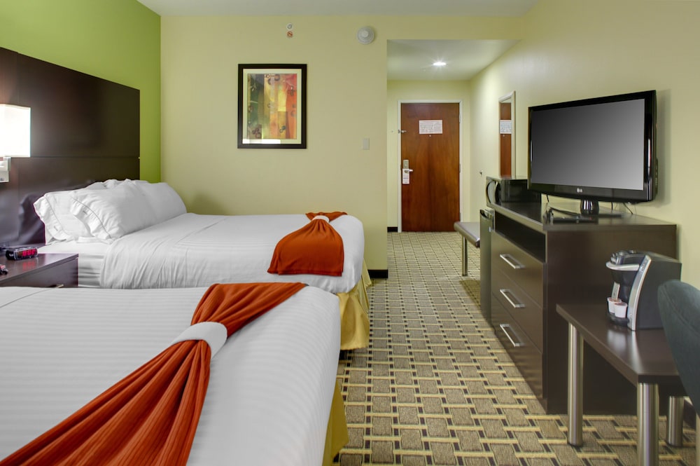 Holiday Inn Express Hotel & Suites Cross Lanes 30/75