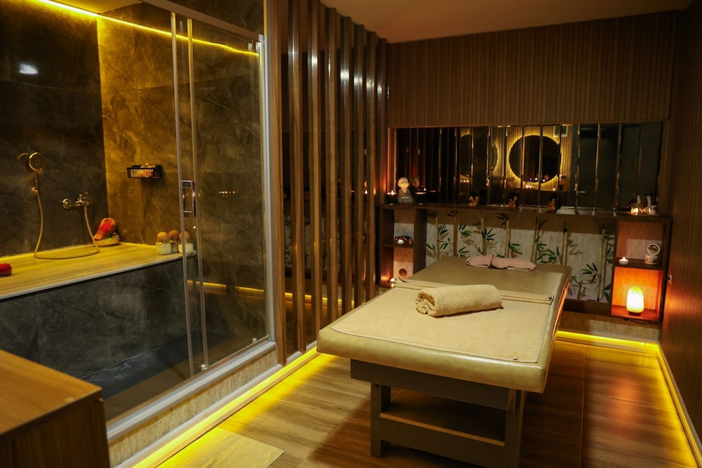 The Hera Platinum Hotel 35/50