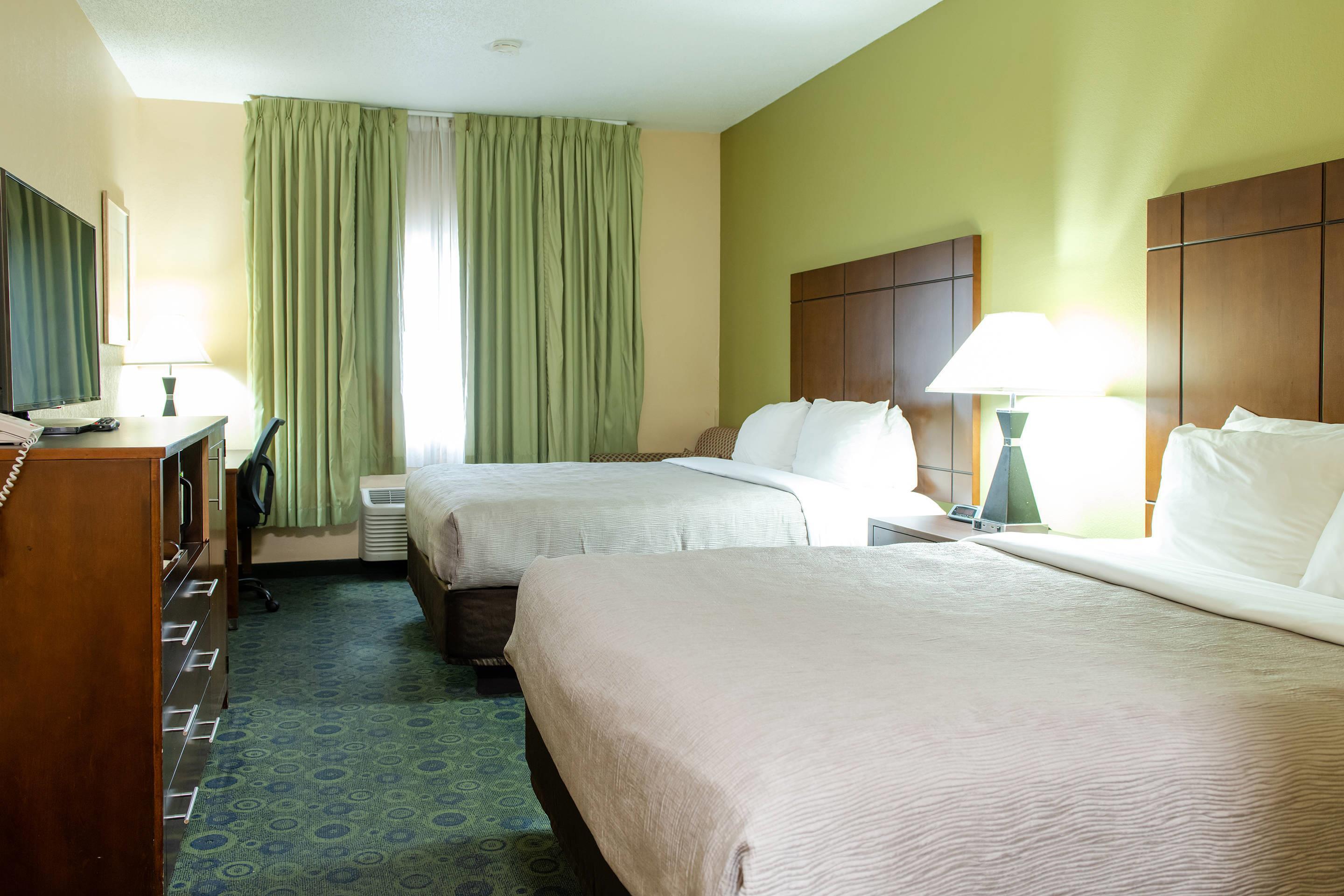 Efficiency, 2 Queen Beds, Smoking، Quality Inn & Suites Bloomington I-55 and I-74 2/2
