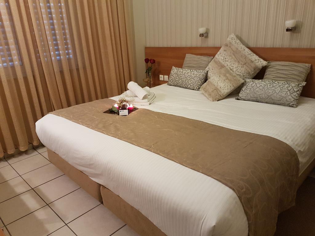 Ideal Hotel 6/23