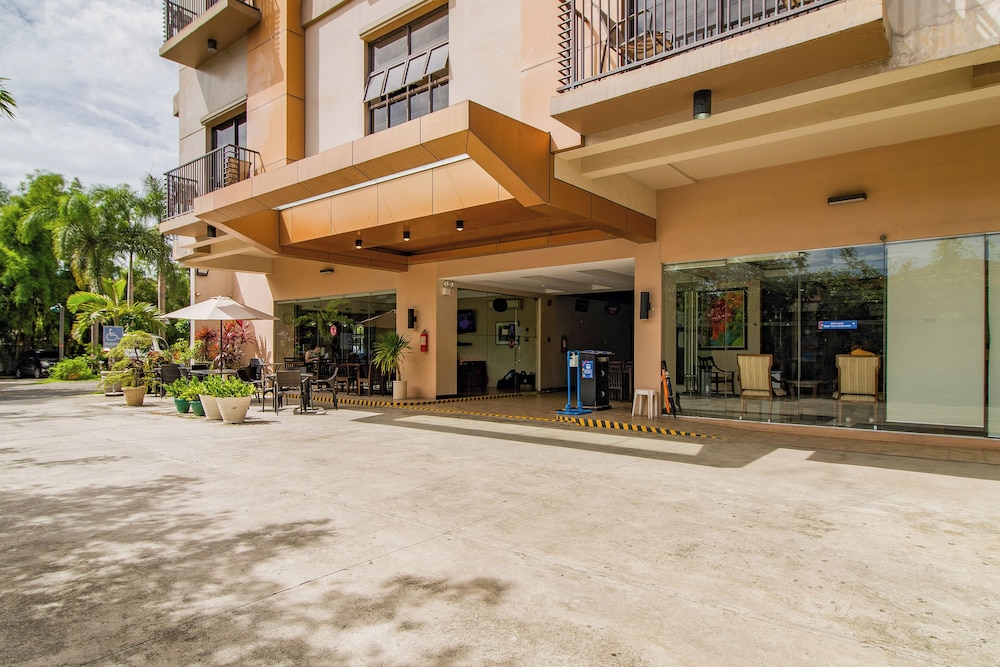 Main Hotel And Suites 61/67
