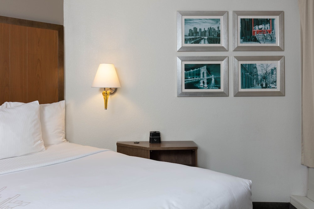 La Quinta Inn and Suites by Wyndham Secaucus Meadowlands 19/41