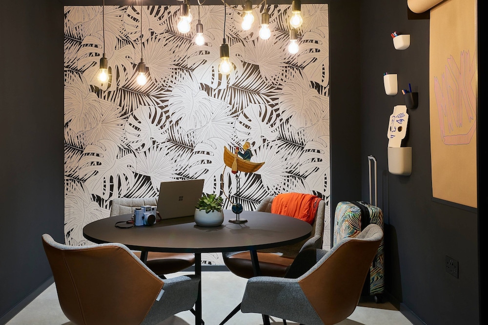 Moxy Southampton 40/55
