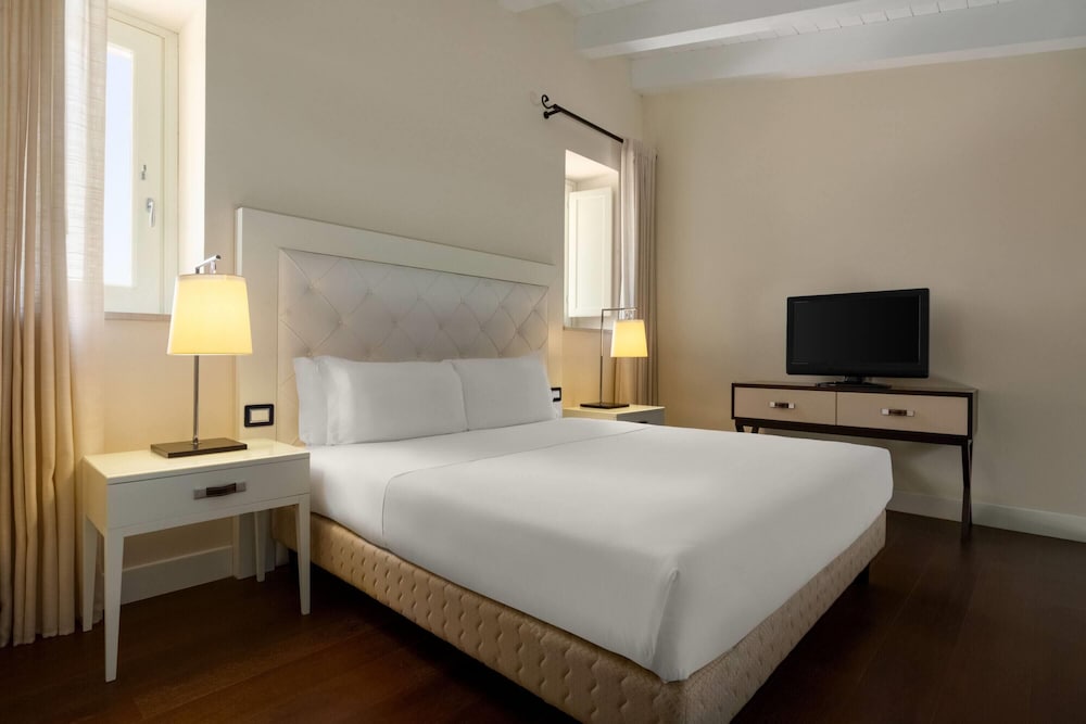SUITE, QUEEN BED, SOFA