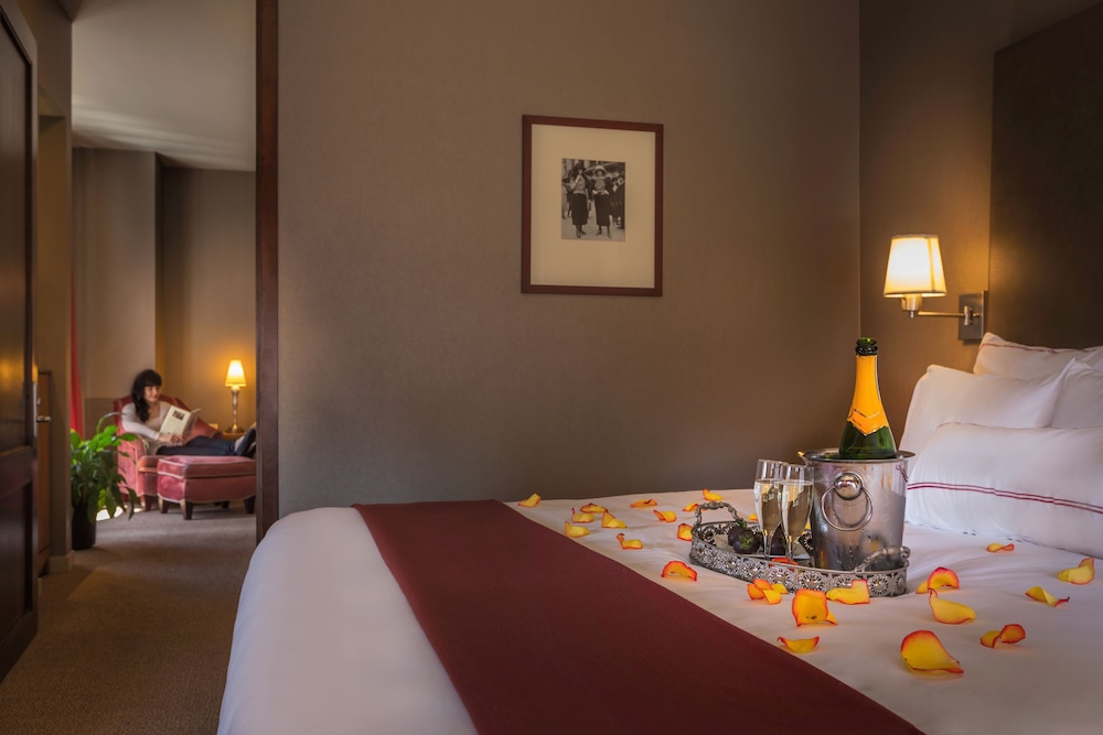 SUITE, KING BED, SOFA, BALCONY