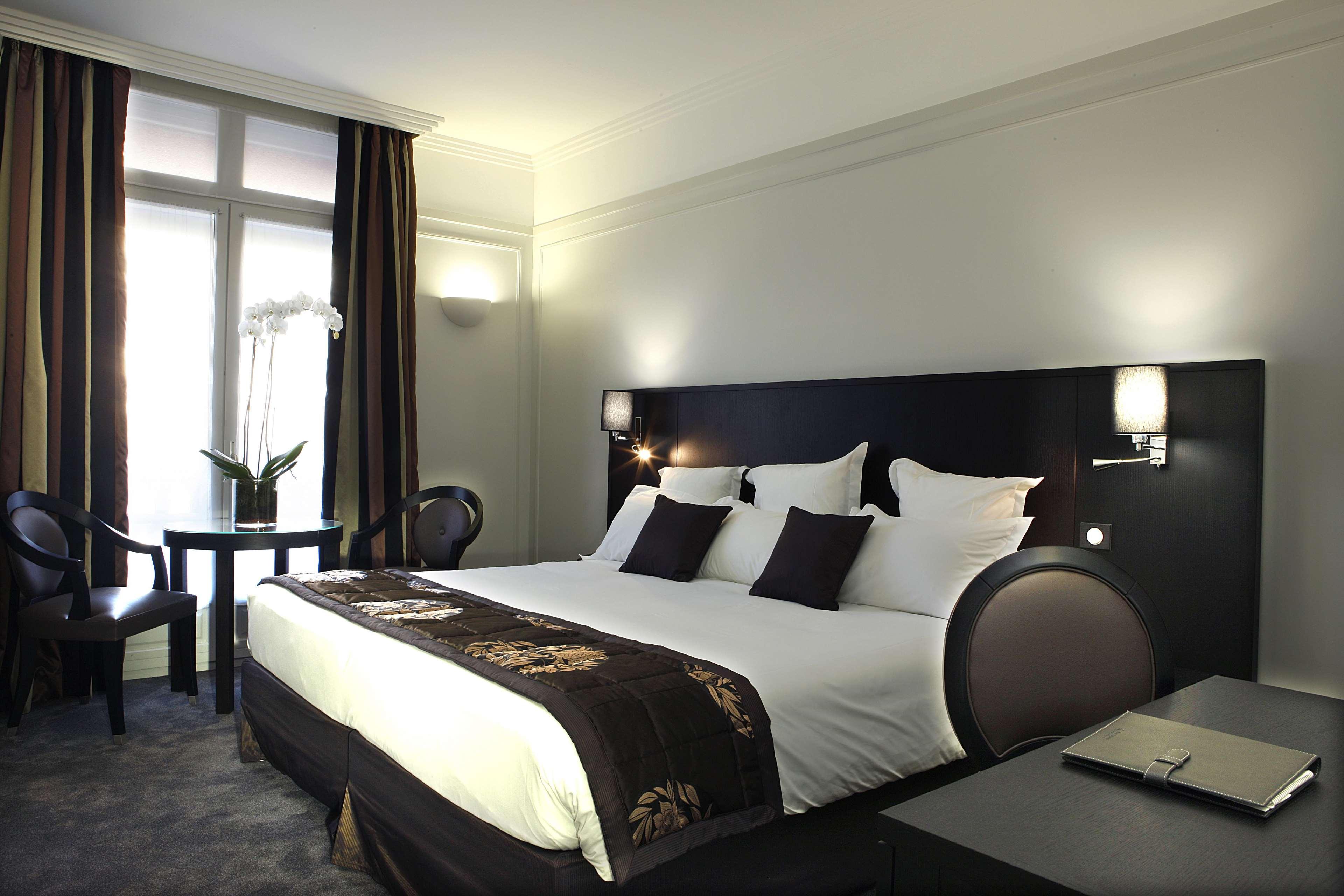 HOTEL CALIFORNIA CHAMPS ELYSEES 11/52