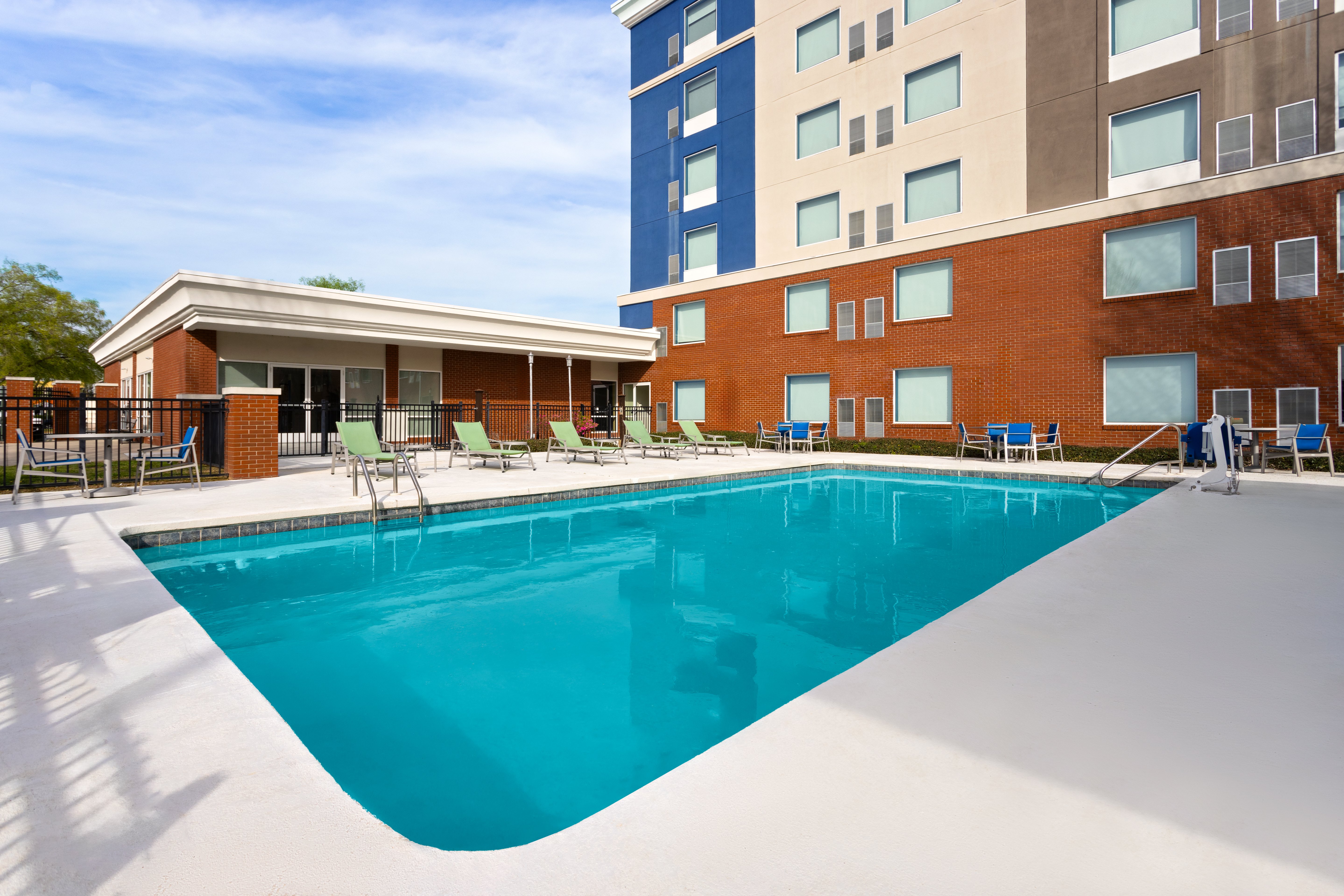 Holiday Inn Express Augusta Downtown 50/50