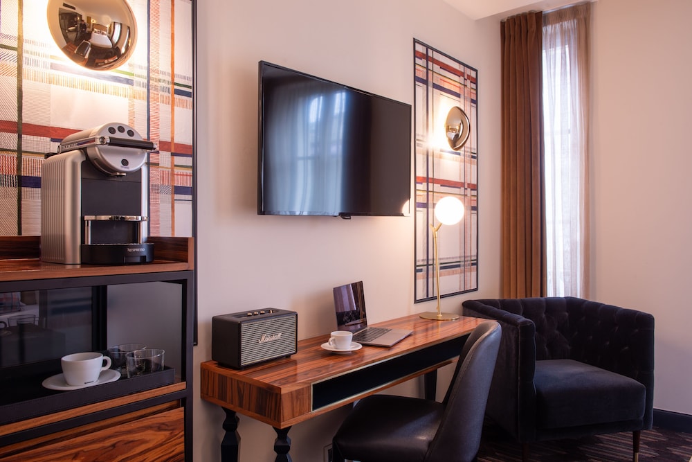 Mom Art Hotel 63/71