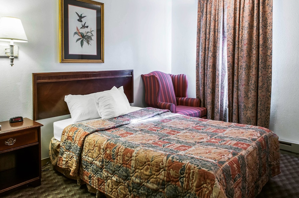 Econo Lodge Eagle Nest 16/25
