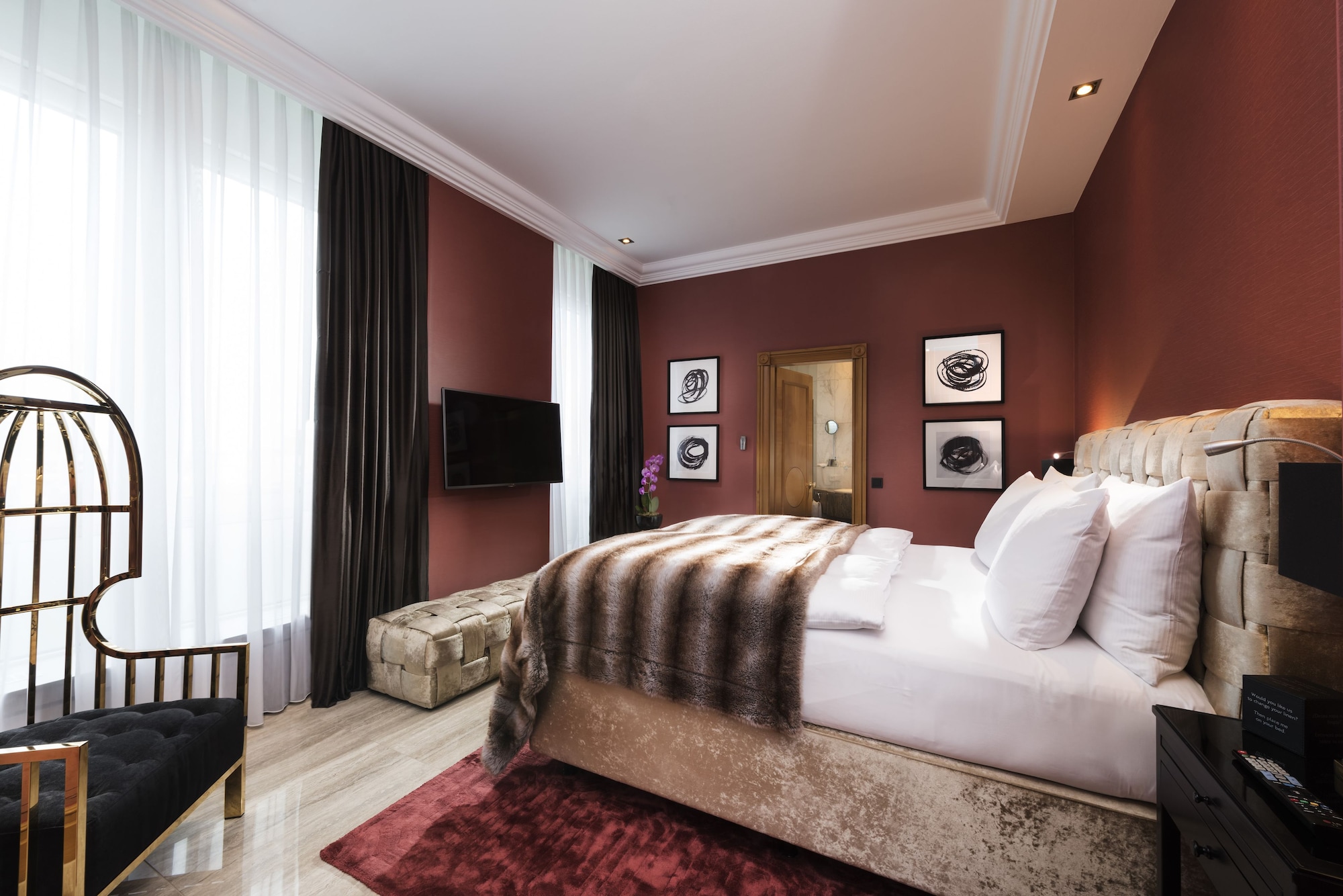 SENIOR, SUITE, CLUB LOUNGE ACCESS