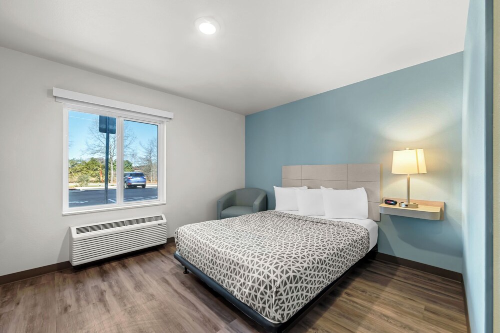 Suite, Queen Bed, Accessible