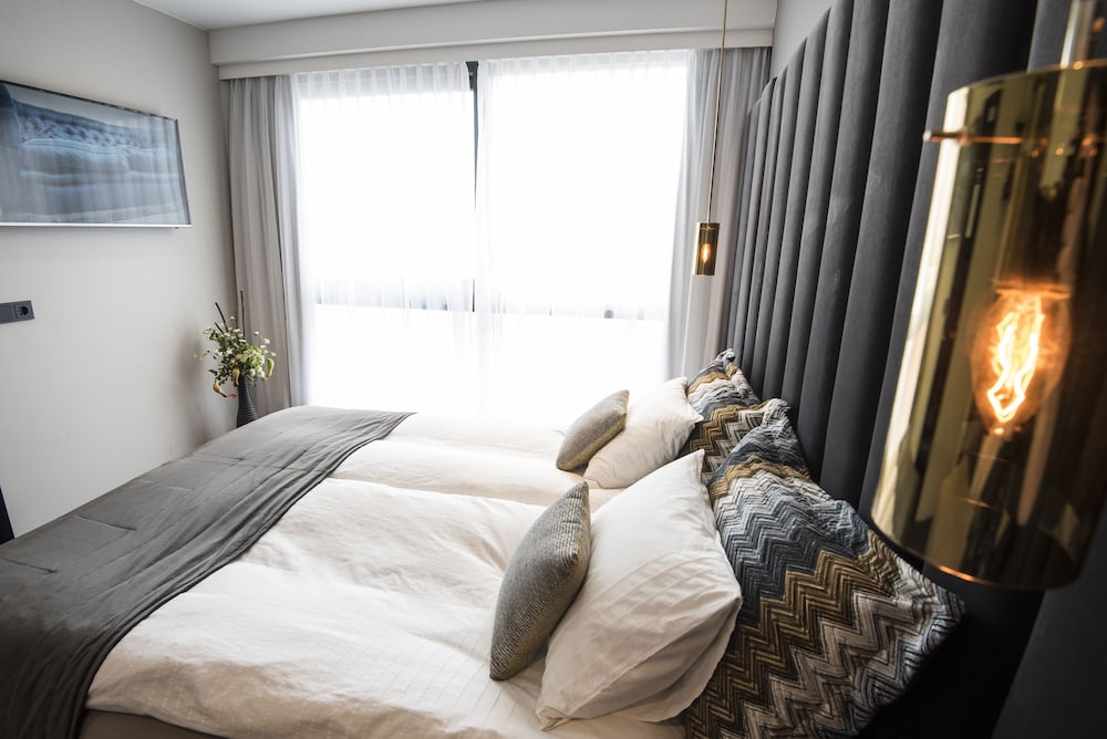 ROOM, DOUBLE BED