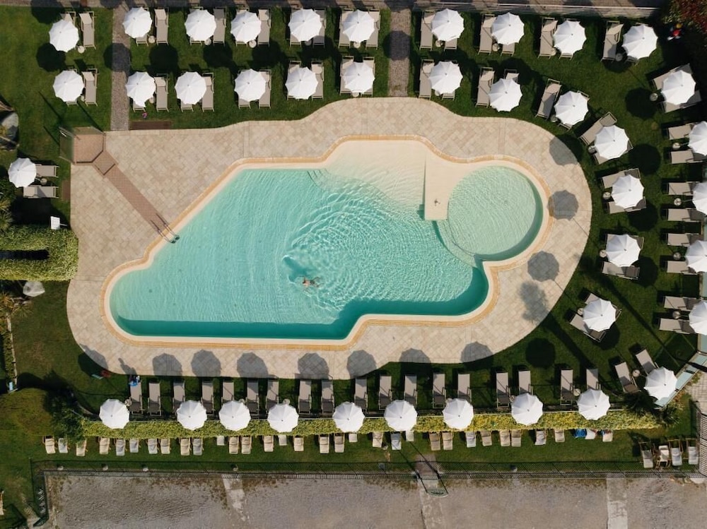 Hotel Du Lac 46/72