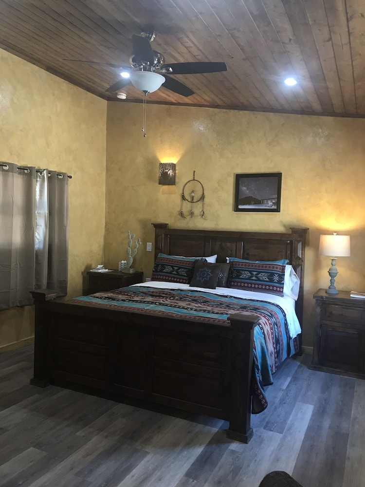 Deluxe, King Bed
